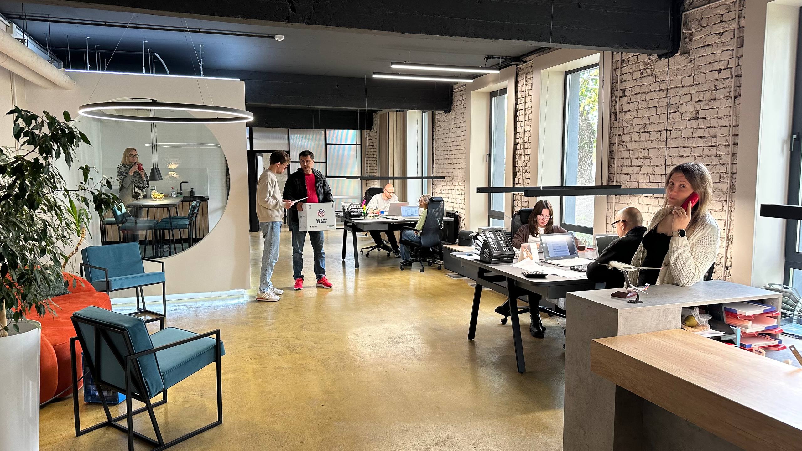 aaa-cargo-team-in-new-office